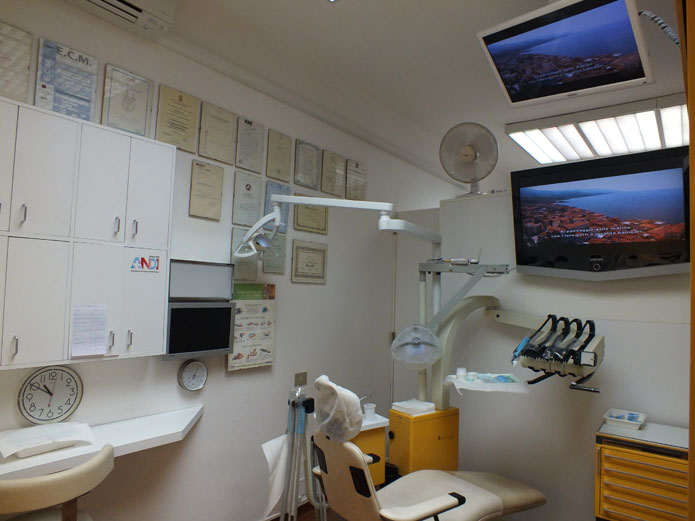 Monitor a vista per seguire l'intervento nello studio del dentista Marzio Lenzi - Milano